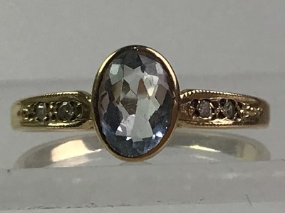 Lot 378 - NINE CARAT GOLD AND AQUAMARINE RING