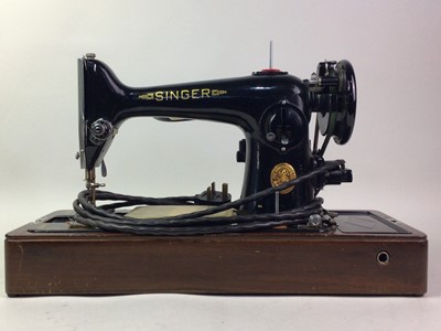 Lot 400 - SINGER SEWING MACHINE