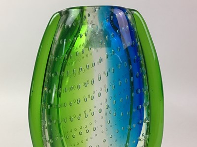 Lot 577 - BUBBLED ART GLASS VASE