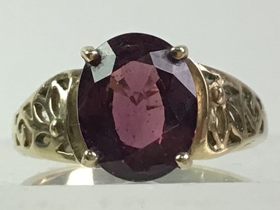 Lot 619 - GEM SET RING