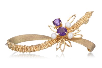 Lot 476 - AMETHYST AND PEARL BROOCH