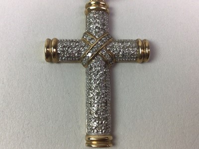 Lot 621 - DIAMOND CROSS PENDANT