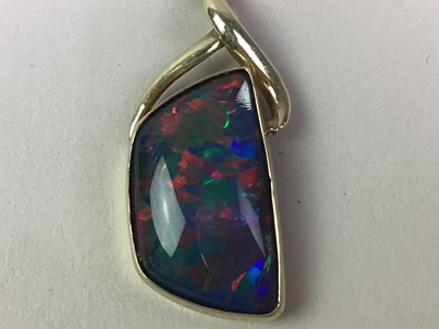 Lot 622 - OPAL DOUBLET PENDANT