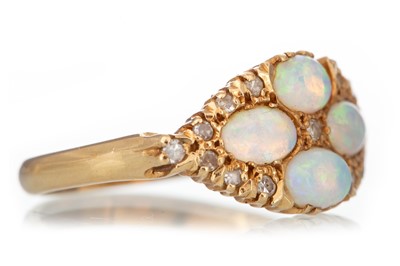 Lot 469 - GOLD AND OPAL RING