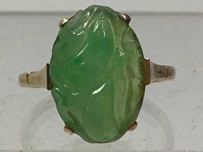 Lot 10 - NINE CARAT GOLD CARVED JADE RING