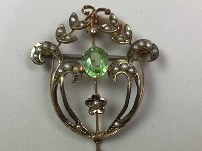 Lot 13 - EDWARDIAN NINE CARAT GOLD PERIDOT AND SEED PEARL PENDANT