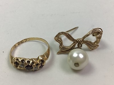 Lot 88 - EIGHTEEN CARAT GOLD RING, NINE CARAT GOLD BROOCH AND VARIOUS COSTUME JEWELLERY