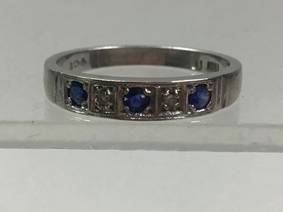 Lot 25 - SAPPHIRE AND DIAMOND RING