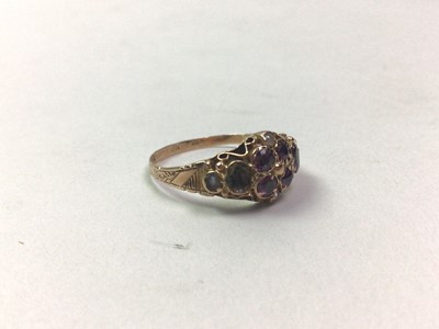 Lot 39 - NINE CARAT GOLD DRESS RING