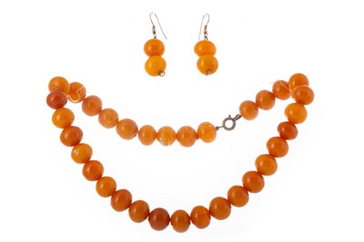 Lot 559 - AMBER NECKLACE