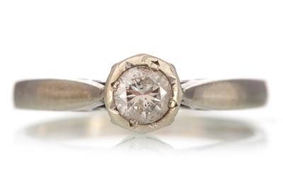 Lot 561 - DIAMOND SOLITAIRE RING