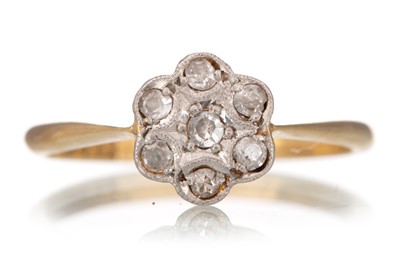 Lot 566 - DIAMOND CLUSTER RING