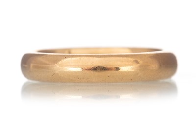 Lot 565 - GOLD WEDDING BAND