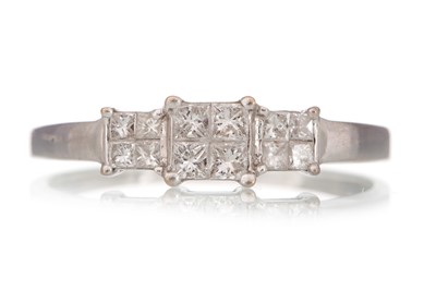 Lot 583 - DIAMOND RING