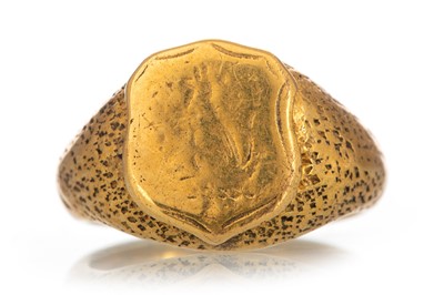 Lot 579 - SIGNET RING