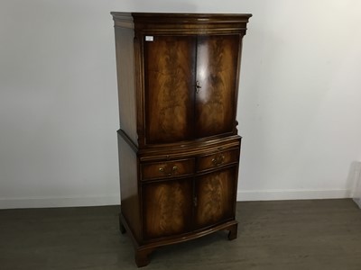 Lot 465 - REPRODUCTION MAHOGANY DRINKS CABINET