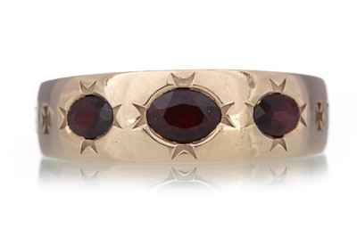 Lot 587 - GARNET THREE STONE RING