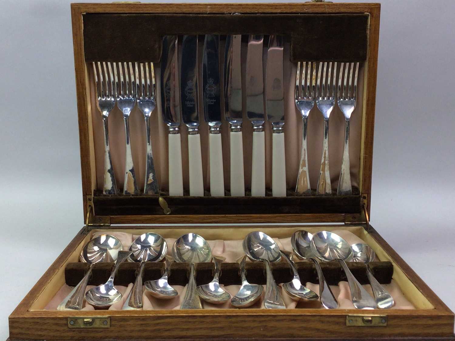 Lot 620 - CANTEEN OF PLATED CUTLERY