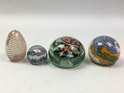 Lot 739 - COLLECTION OF GLASS PAPERWEIGHTS