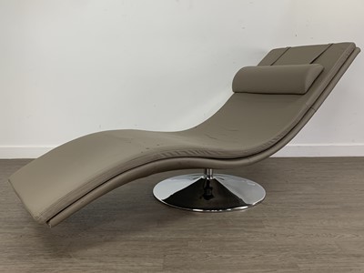 Lot 740 - MODERN CHAISE LONGUE