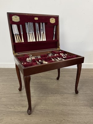 Lot 785 - CANTEEN OF CUTLERY