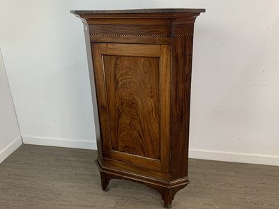 Lot 129 - GEORGIAN MAHOGANY CORNER CABINET