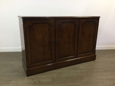 Lot 104 - MAHOGANY REPRODUCTION CABINET