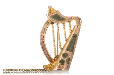 Lot 1109 - HARDSTONE HARP BROOCH