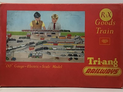 Lot 136 - TRI-ANG TRAIN SET