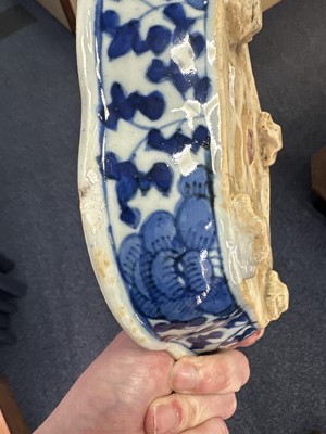 Lot 1074 - CHINESE BLUE AND WHITE CHARGER