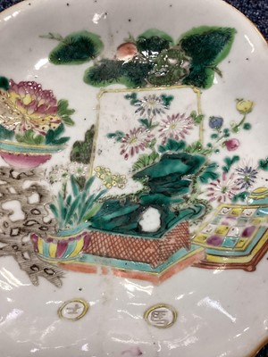 Lot 1077 - CHINESE FAMILLE VERTE SHAPED BOWL