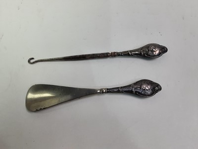 Lot 313 - SILVER BUTTON HOOK AND SHOE HORN