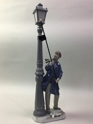 Lot 285 - LLADRO, THE LAMPLIGHTER (EL FAROLERO)