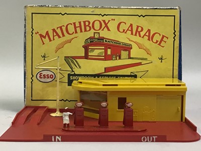 Lot 1071 - LESNEY, 'MATCHBOX' SERIES GARAGE GIFT SET