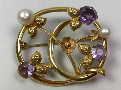 Lot 300 - NINE CARAT GOLD BROOCH