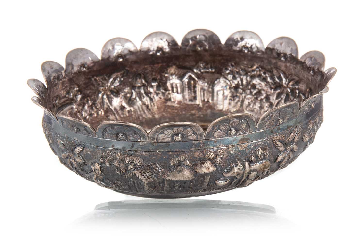 Lot 1097 - INDIAN SILVER OVAL BOWL