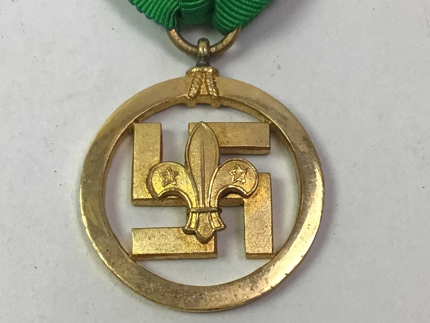 Lot 499 - EIGHTEEN CARAT GOLD BOY SCOUT BADGE