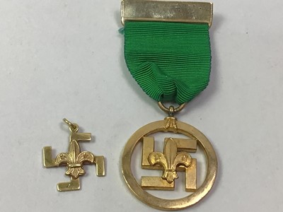 Lot 499 - EIGHTEEN CARAT GOLD BOY SCOUT BADGE