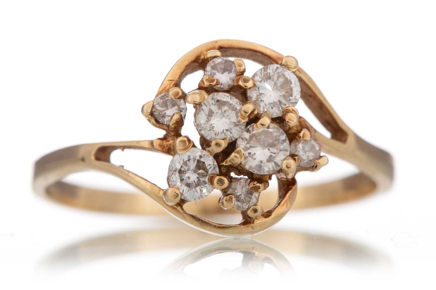 Lot 1189 - DIAMOND CLUSTER RING