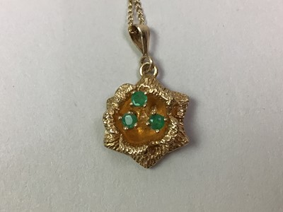 Lot 555 - EMERALD SET PENDANT