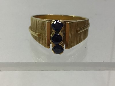 Lot 560 - SAPPHIRE DRESS RING