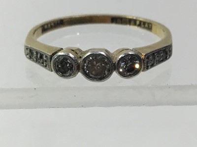 Lot 561 - DIAMOND THREE STONE RING