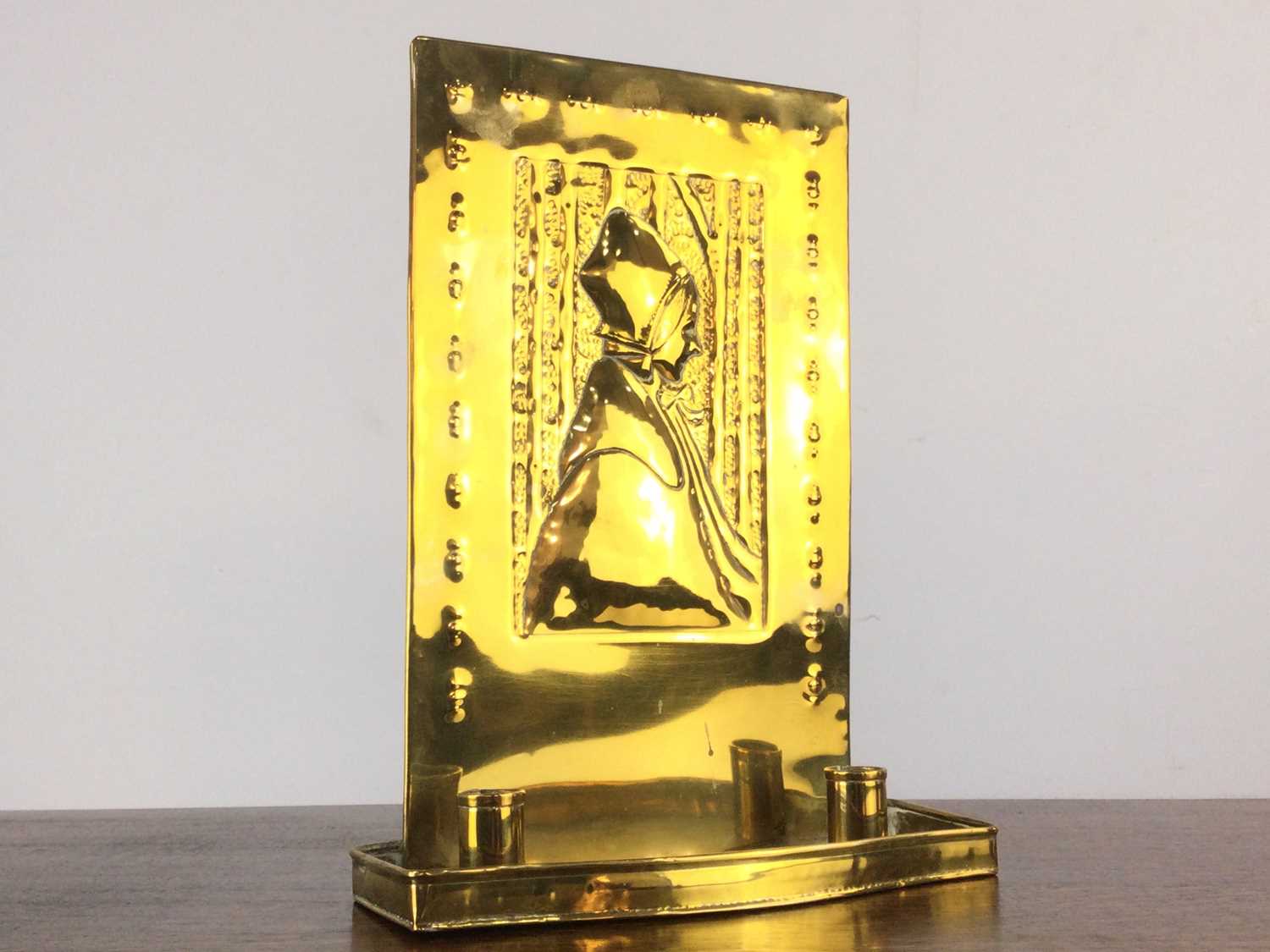 Lot 1421 - ATTRIBUTED TO AGNES BANKIER HARVEY, SCOTTISH ARTS & CRAFTS BRASS WALL SCONCE