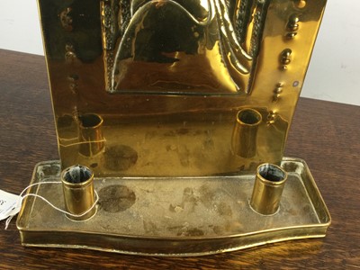 Lot 1421 - ATTRIBUTED TO AGNES BANKIER HARVEY, SCOTTISH ARTS & CRAFTS BRASS WALL SCONCE