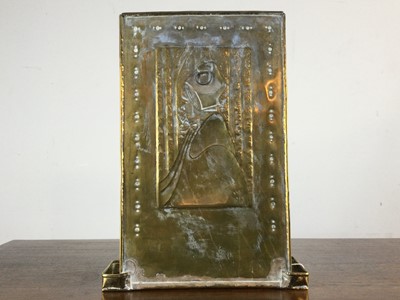 Lot 1421 - ATTRIBUTED TO AGNES BANKIER HARVEY, SCOTTISH ARTS & CRAFTS BRASS WALL SCONCE