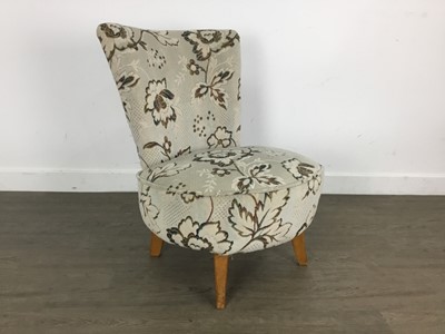 Lot 586 - MID CENTURY GOSSIP CHAIR