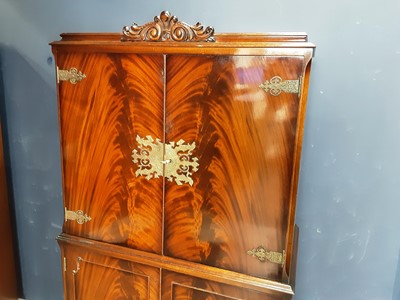 Lot 658 - REPRODUCTION MAHOGANY DRINKS CABINET