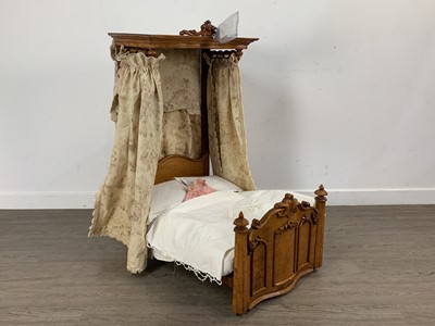 Lot 1076 - VICTORIAN MAPLE CRIB/DOLL'S BED