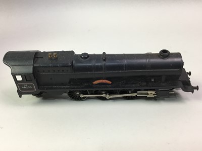 Lot 693 - GROUP OF HORNBY DUBLO CARRIAGES