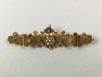 Lot 702 - NINE CARAT GOLD BAR BROOCH